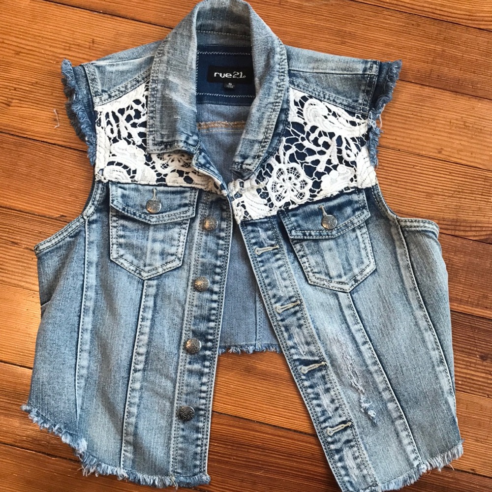 Denim vest with lace embroidery